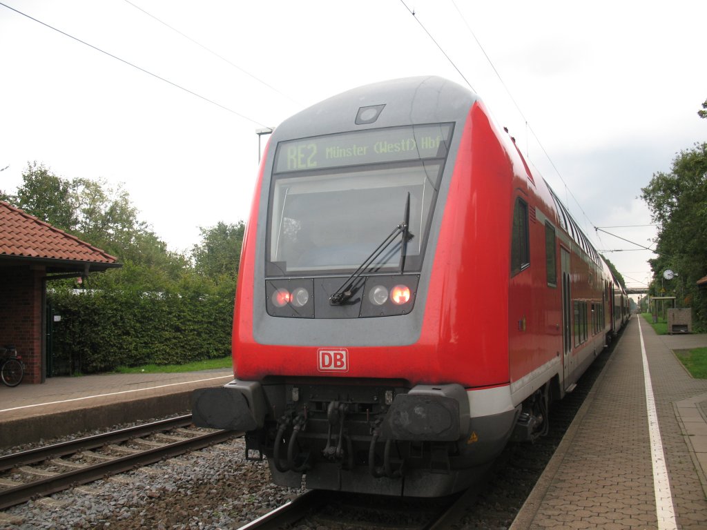 Der Re2 Rhein Haard Express Mnchengladbach- Mnster im Bahnhof von Bsensell 18.09.2010
