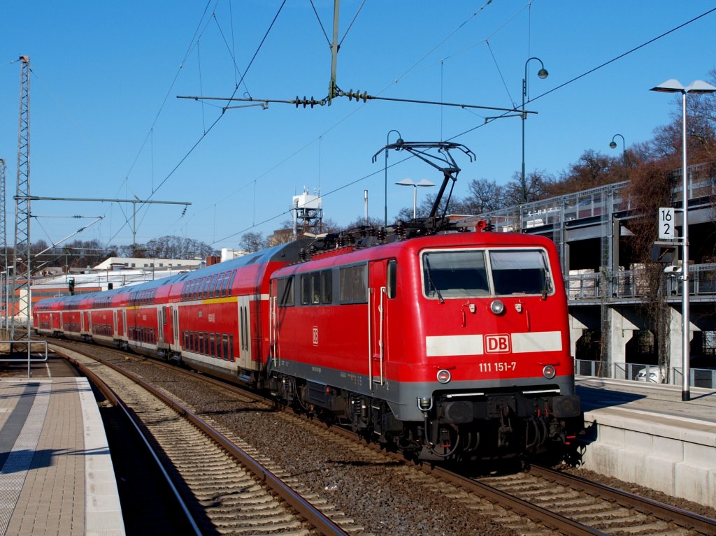 Der RE4 wird von 111 151-7 am 07.03.2010 aus dem Bahnhof Herzogenrath geschoben.
