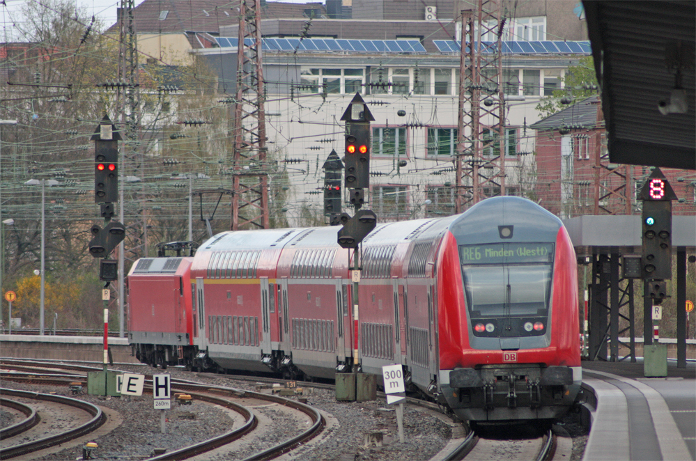 Der RE4331 nach Minden (Westf.) mit einer unerkannt gebliebenen 146.0 an der Spitze bei der Ausfahrt in Essen Hbf 10.4.10