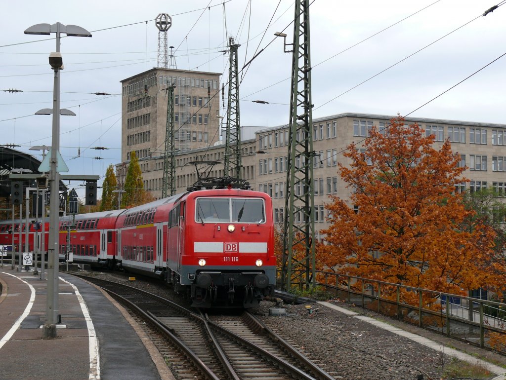 Der RE4869 Aachen - Siegen mit der 111 116 verliess die Kaiserstadt heute ausnahmsweise von Gleis 1. Aufgenommen am 30/10/2010.