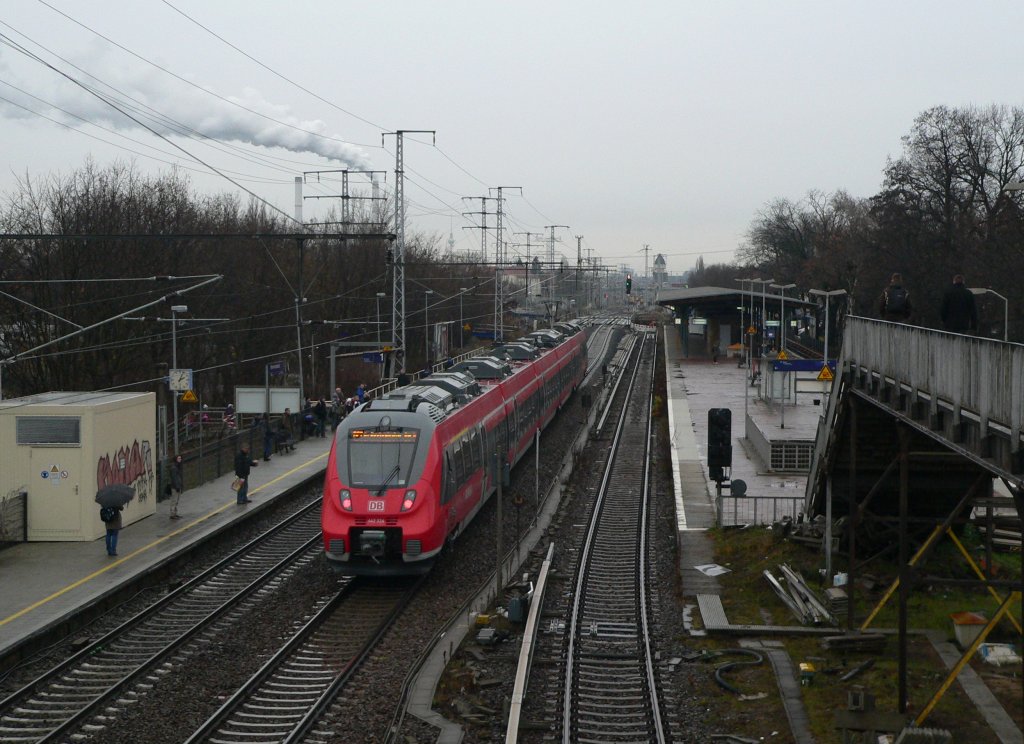 Der RE7 wird nun vollstndig mit Hamsterbacken (Talent 2, BR 442) bedient. Hier ein Zug bei der Ausfahrt aus Karlshorst in Richtung Berlin Ostbahnhof, 28.11.2012