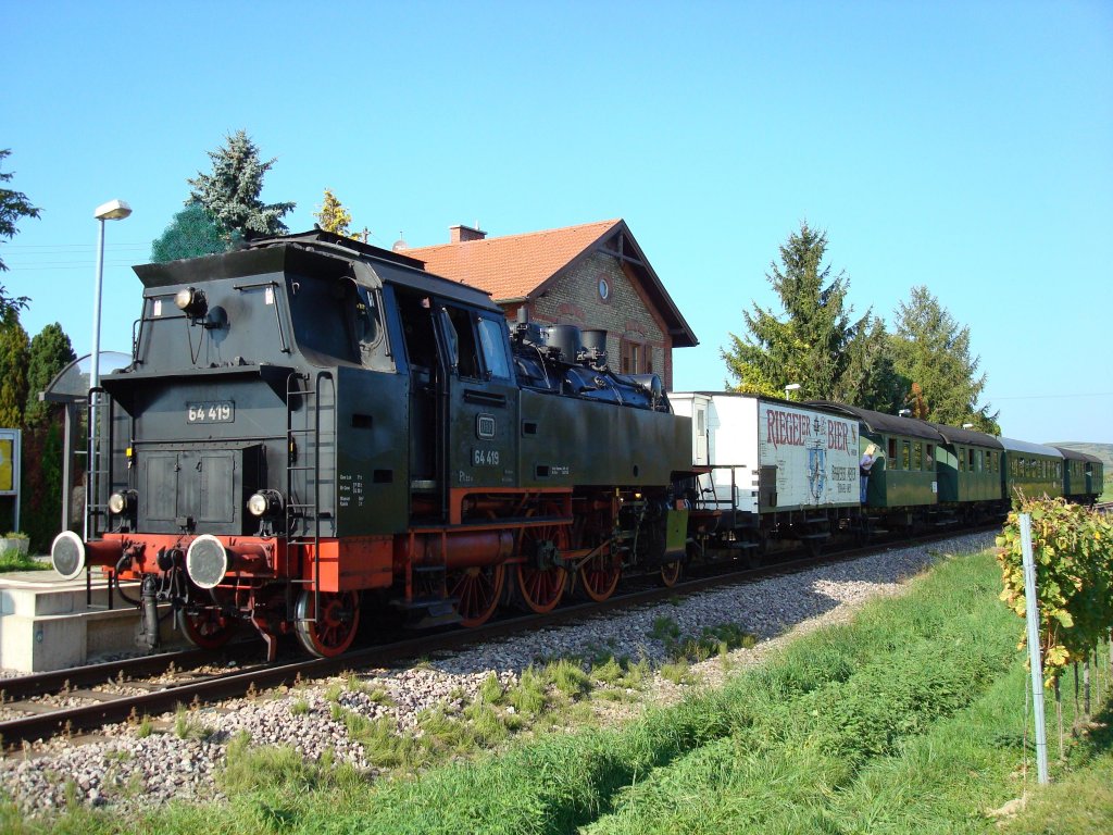 der  Rebenbummler  mit Leihlok BR 64 im Bahnhof von Burkheim, 2007