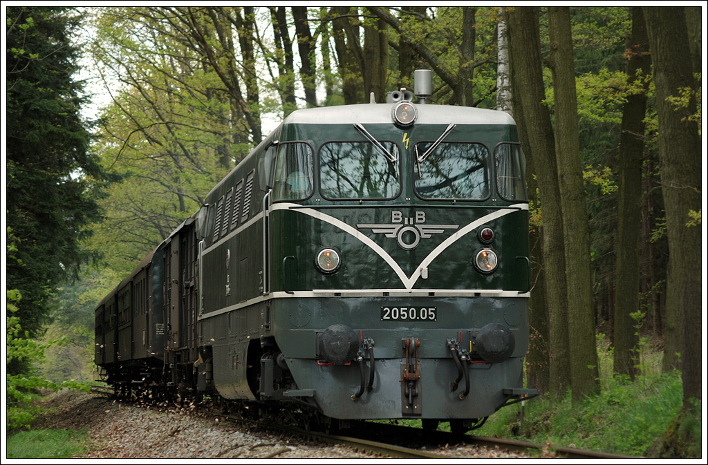 Der Reblaus Express, am 4. und 5.5.2013 mit 2050.05 der GEG bespannt, aufgenommen kurz vor dem Bahnhof Geras-Kottaun.
http://www.reblaus-express.at/index.php?id=6
