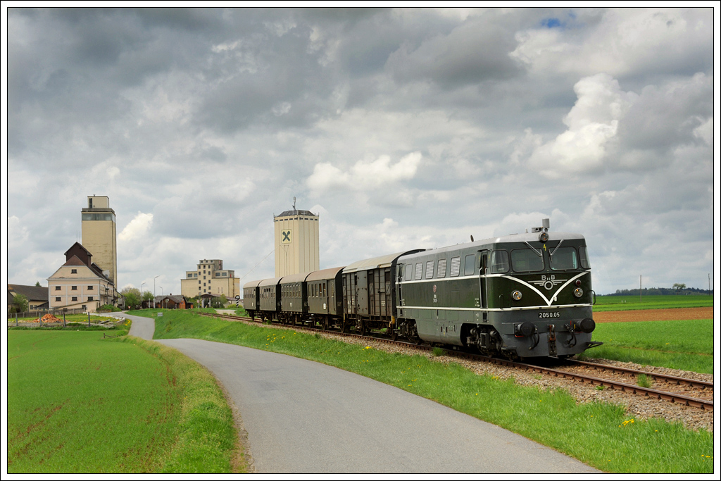 Der Reblaus Express, am 4. und 5.5.2013 mit 2050.05 der GEG bespannt, aufgenommen kurz nach dem Bahnhof Weitersfeld.
http://www.reblaus-express.at/index.php?id=6
