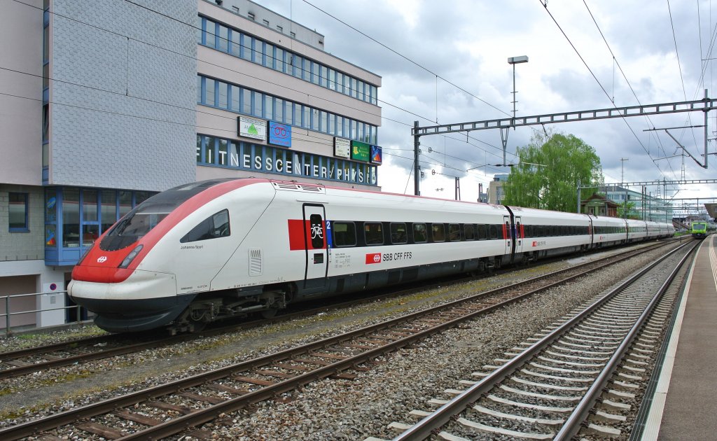 Der Refit ICN RABDe 500 006-2 steht bers Wochenende ausnahmsweise in Gmligen abgestellt, 04.05.2013.
