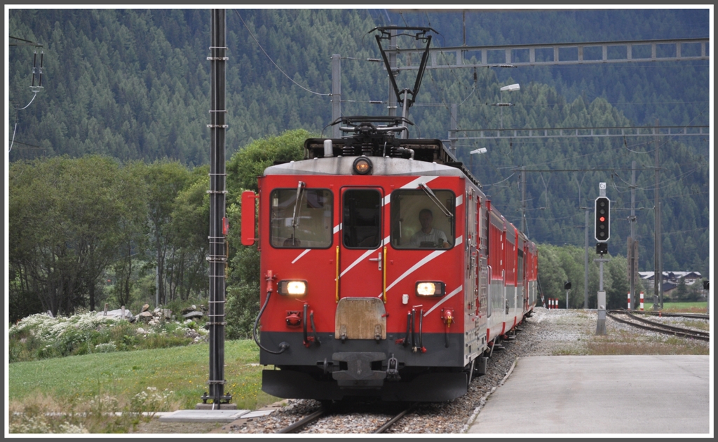 Der Regio 546 aus Brig mit einem Deh 4/4 fhrt in Oberwald ein. (21.07.2011)