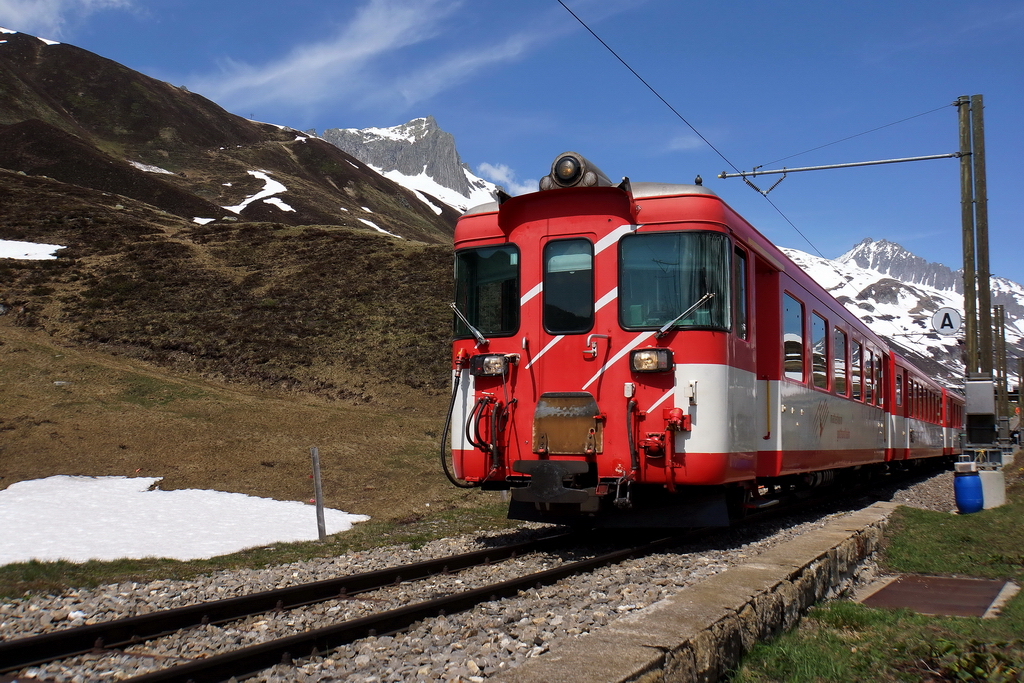 Der Regio aus Sedrun fhrt jetzt nur noch alles abwrts bis nach Andermatt. Die Oberalppasshhe ( 2048m hoch ) ist vor einigen Minuten passiert worden. 25.5.2012