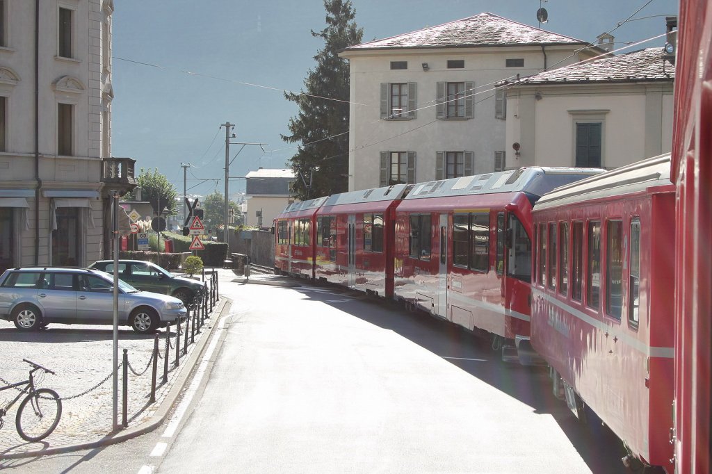 Der Regio aus St.Moritz auf der Piazza Basilica in Tirano/It.Es fehlen och wenige 100 m bis zur Endstation.13.10.11