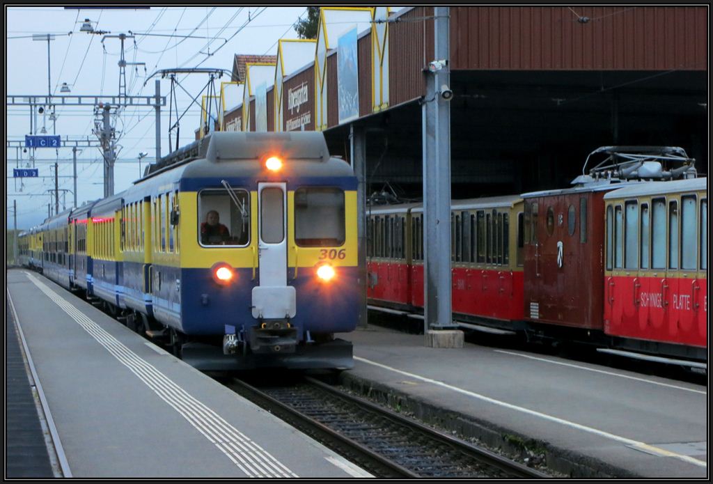 Der Regio nach Lauterbrunnen und Grindelwald wird von ABeh 4/4 I 306 gezogen und fhrt soeben in Wilderswil ein. Die Zugskompositionen der Schynige Platte Bahn sind schon in den Winterschlaf gefallen. (23.010.2012)