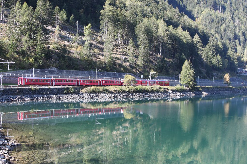 Der Regio nach St.Moritz hat soeben die Station Miralago verlassen und fhrt nun am Lago di Poschiavo entlang.Nchster Halt in Le Prese.14.10.11