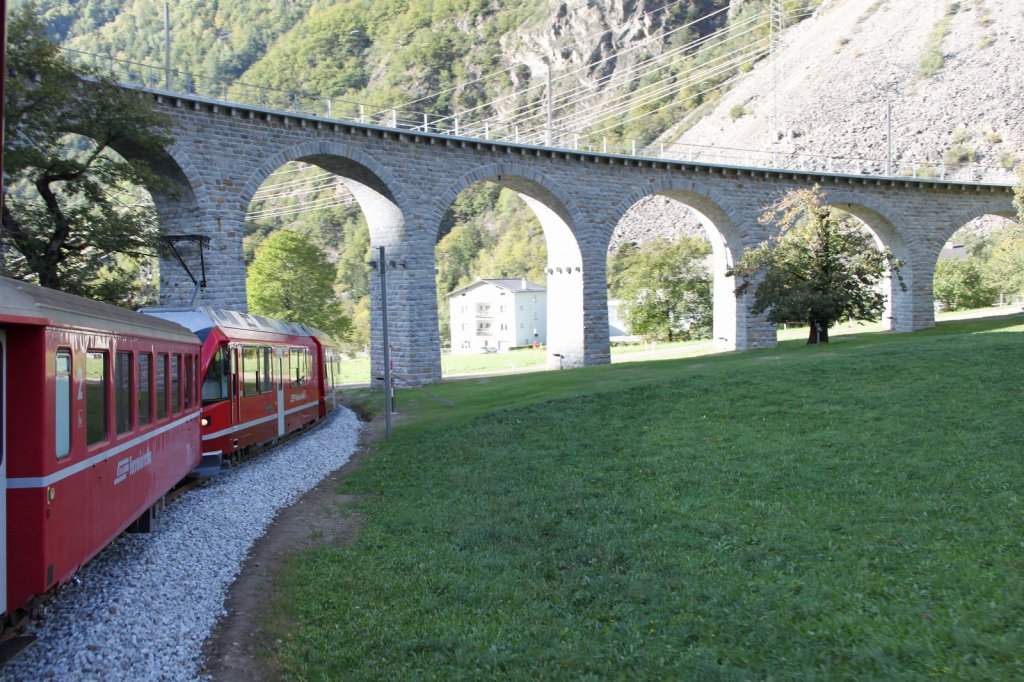 Der Regio nach Tirano beim unterqueren des frisch renovierten Kreisviaduktes bei Brusio(1908) 13.10.11