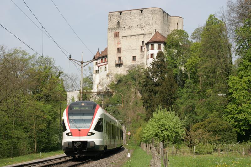Der Regio S3 Olten-Basel SBB-Laufen vor dem Schloss Angenstein bei Aesch; 25.04.2010