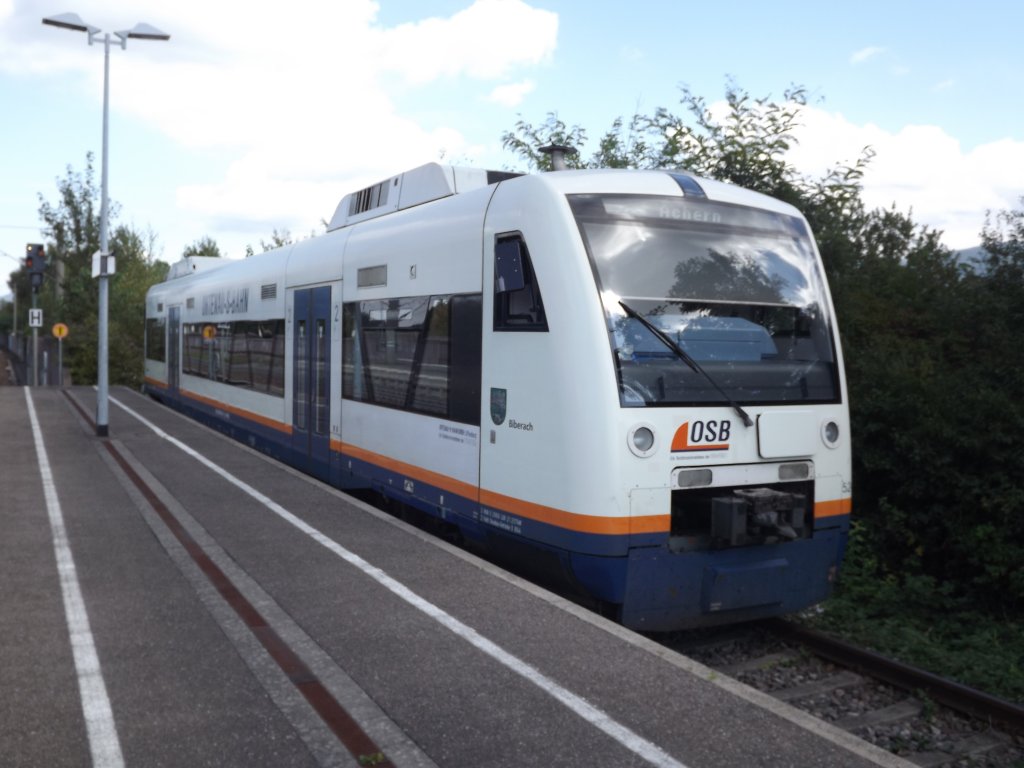 Der Regio Shuttle VT 524 der Ortenau-S-Bahn ist am Nachmittag des 15.09.12 auf der Achertalbahn im Einsatz.Hier steht er im Bahnhof Achern.