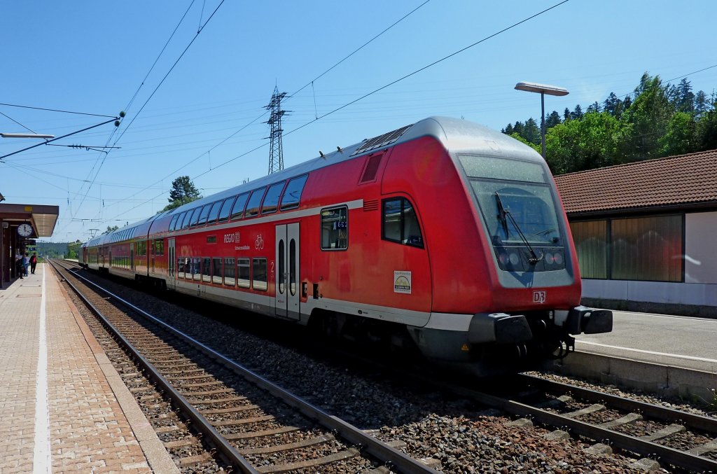 der Regioexpress Richtung Singen verlt den Bahnhof St.Georgen im Schwarzwald, Mai 2012