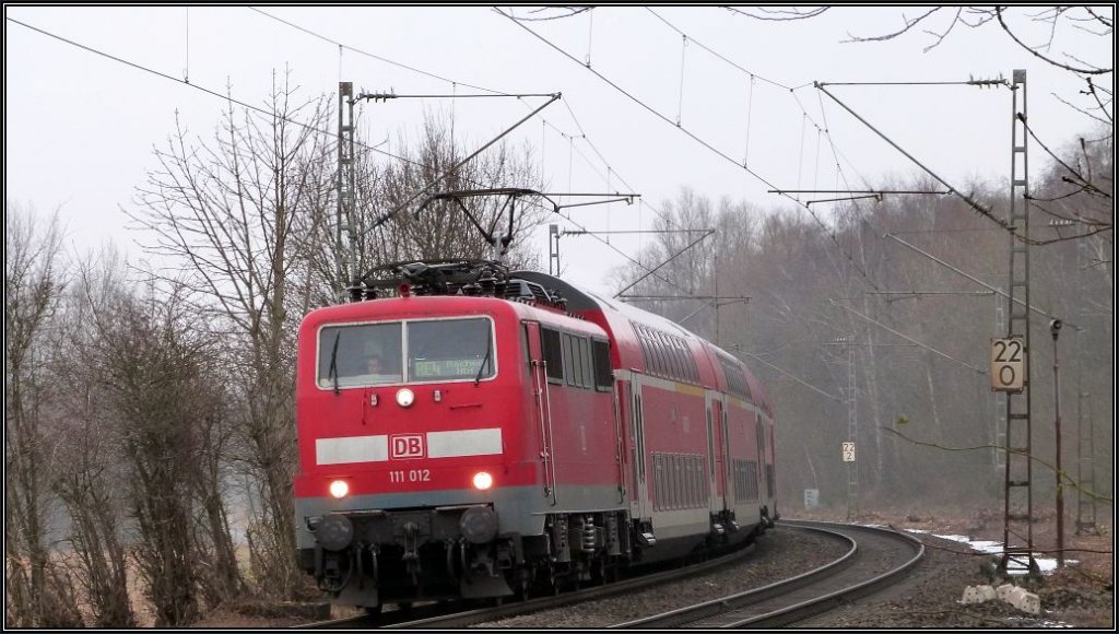 Der Regional Express (RE 4) unterwegs nach Aachen. Als Zugpferd die 111 012.
Aufgenommen im Februar 2013 bei Rimburg (Kr. Heinsberg).