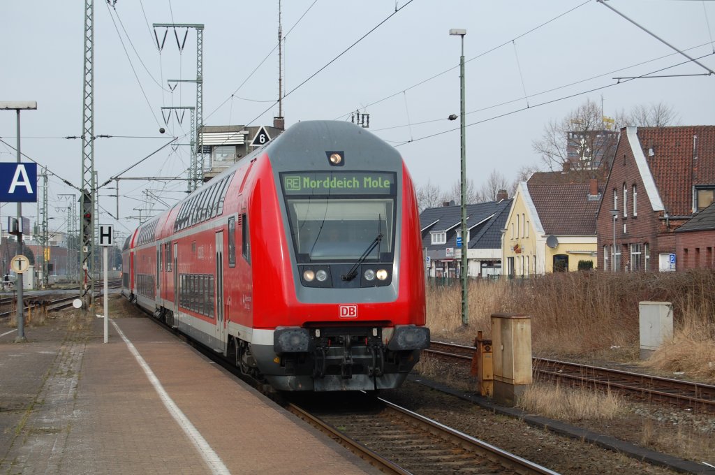 Der Regionalexpress aus Oldenburg fhrt in Leer(ostfriesl) ein um nach kurzem Aufenthalt nach Emden Hbf zu fahren. Am Ende schiebt eine 111.