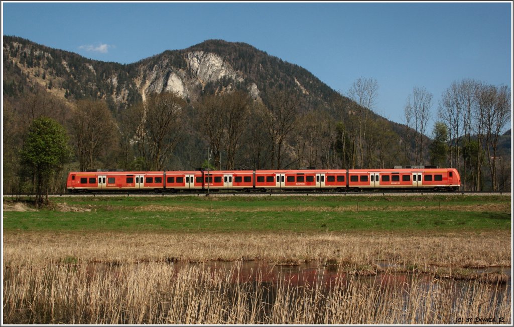 Der Regionalverkehr besteht nicht nur aus Enten auf der Strecke Rosenheim - Kufstein. Nein, hier zu sehen ein 425 vor dem Hintergrund dieses sch�nen Gebirges. (09.04.2011, Niederaudorf)