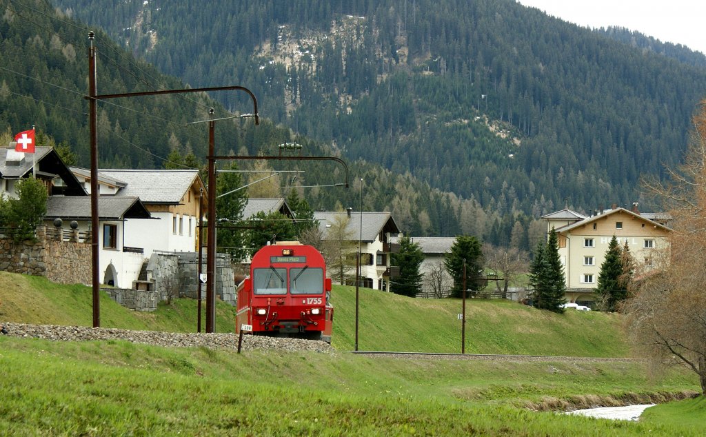 Der Regionalzug 1832 von Filisur erreicht in Krze Davos Platz.
(11.05.2010) 