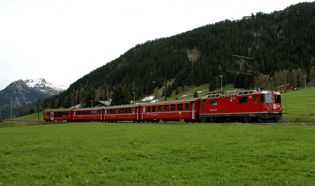 Der Regionalzug 1833 auf der Fahrt von Davos nach Filisur,kurz nach der Abfahrt.
(11.05.2010)