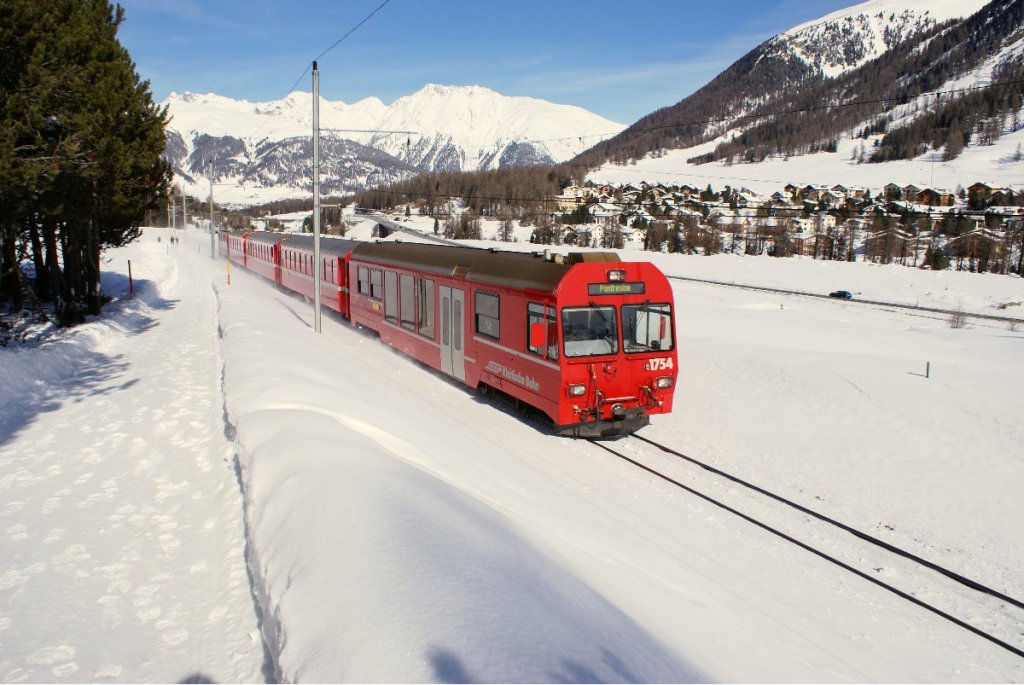Der Regionalzug 1925 wird in Krze Pontresina erreichen. Aufgenommen am 27.2.10.