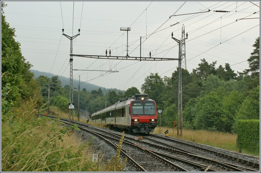 Der Regionalzug 4864 Neuchatel - Le Locle erreicht nach der Fahrt ber die 27 Promill-Steigung Chambrelien und wird nach einem kurzen Aufenthalt und Richtungswechsel ber die links im Bild zu sehenden, ebenfalls 27 Promill geneigte Strecke Richtung La Chaux-deFonds weiterfahren.
22. Juli 2010