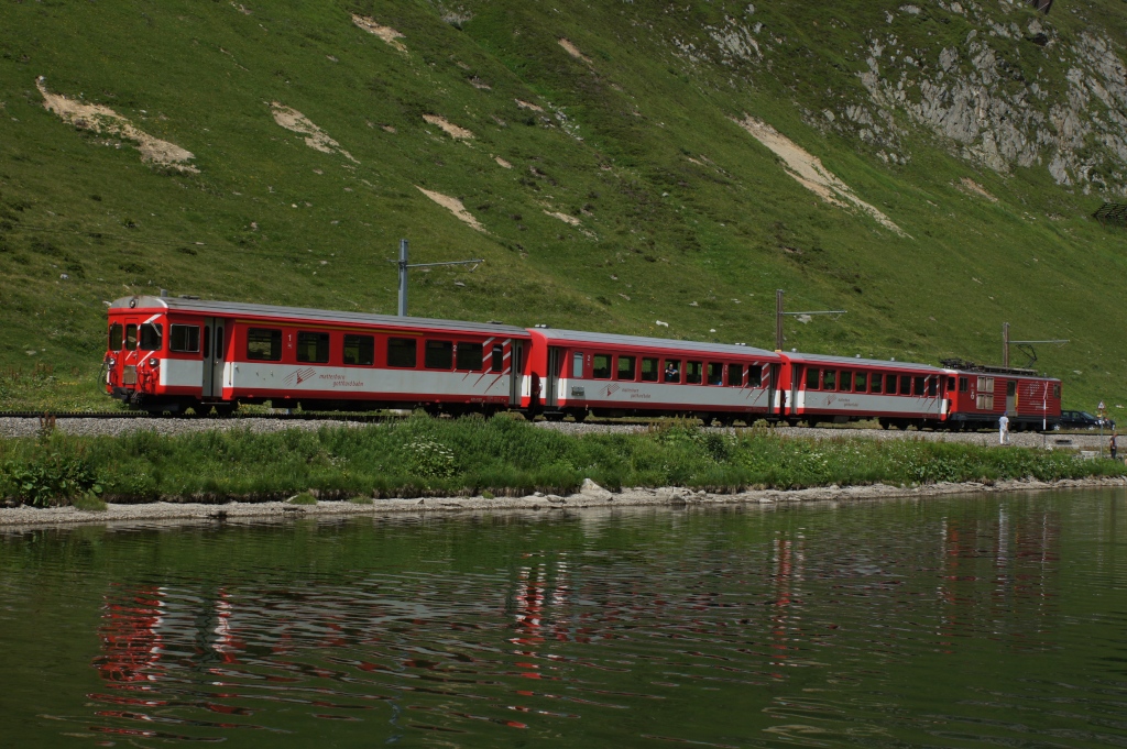 Der Regionalzug 843 fhrt am 27.7.12 mit dem ABt 4182 an der Spitze dem Oberalpsee entlang Richtung Andermatt.