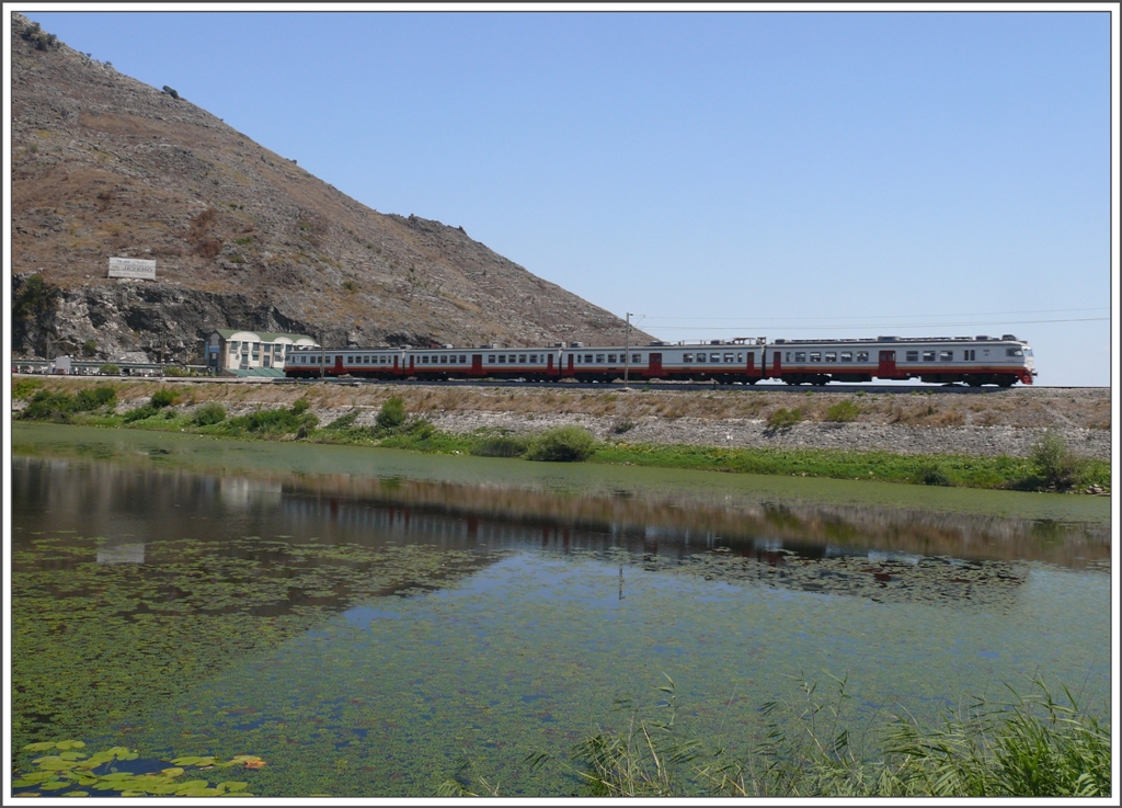 Der Regionalzug aus Podgorica nach Bar berquert den Damm von Lesendro am Skutarisee. (08.08.2010)