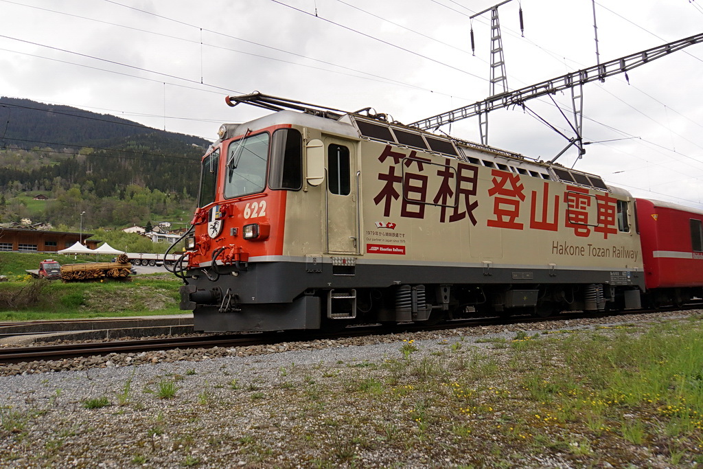 Der Regionalzug mit der   Japanlok   Ge 4/4 II 622   Arosa  bei einem kurzen Halt im Bhf. Rueun am 8.5.2012.