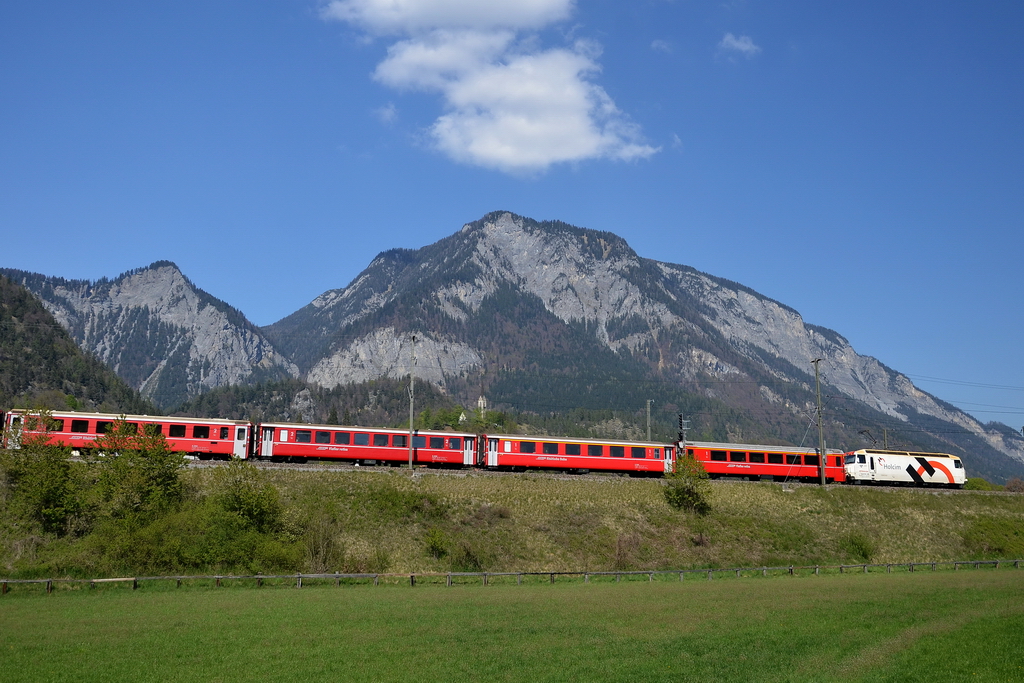 Der Regionalzug mit der Ge 4/4 III 649  LAVIN  in Richtung Chur kurz vor Reichenau. 17.4.2011