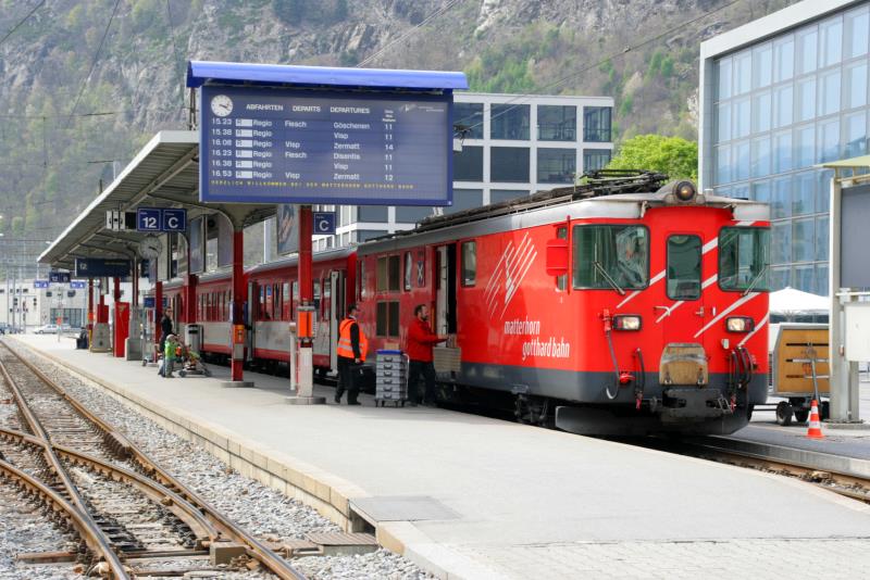Der Regionalzug nach Andermatt steht in Brig abfahrtbereit; 20.04.2010