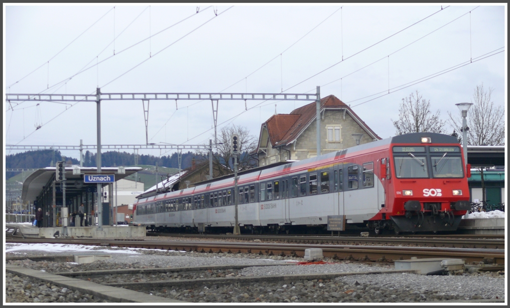 Der Regionalzug nach St.Gallen wartet in Uznach auf die Anschlusszge. RBDe566 und Abt174 an der Spitze. (06.01.2011)