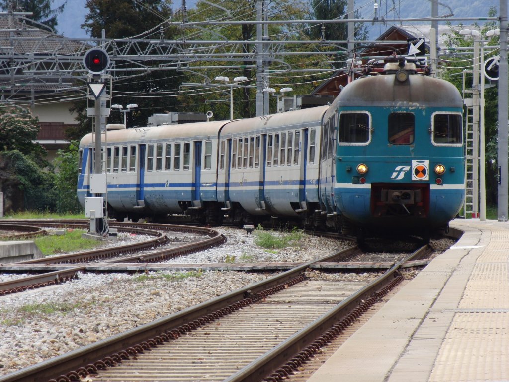 Der Regionalzug, Triebzug ALe 803-027, von Colico bei der Einfahrt in den Endbahnhof Chiavenna (15.09.2010).