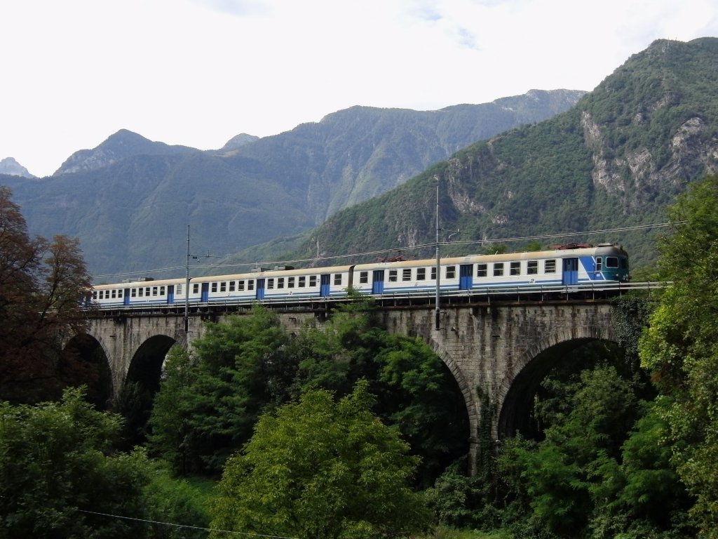 Der Regionalzug, Triebzugtyp ALe 803, von Colico erreicht in zwei Minuten den Endbahnhof Chiavenna (15.09.2010).