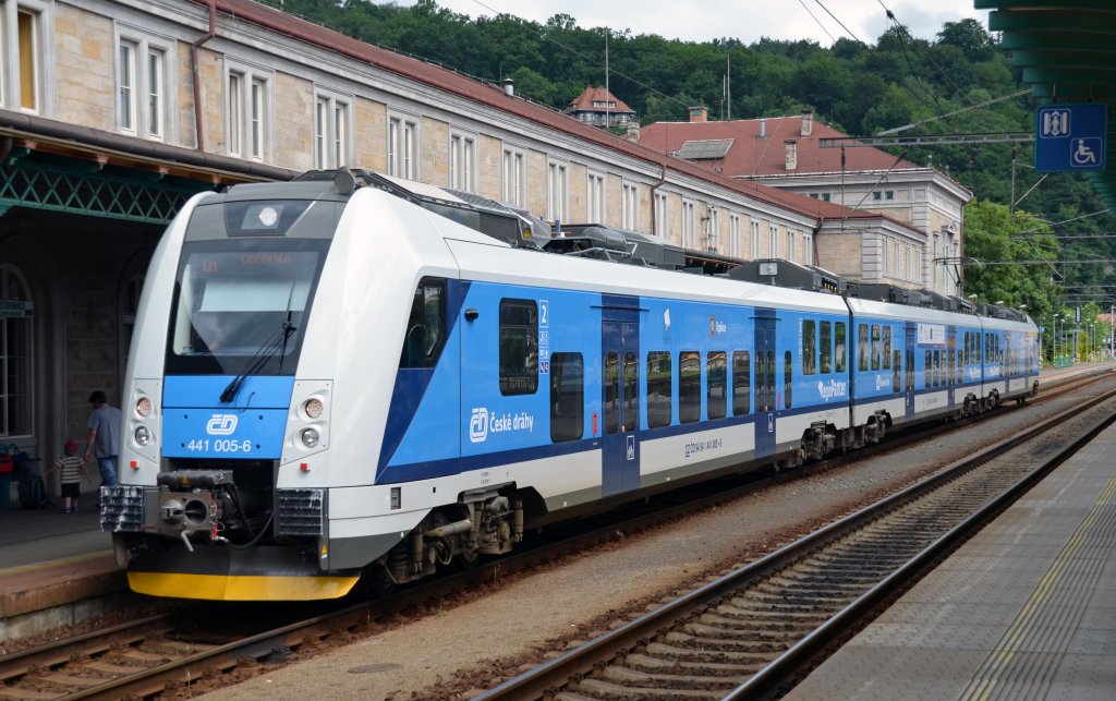 Der RegioPanter 441 005 wartet am 04.07.13 in Decin auf Fahrgste um anschlieend nach Liberec aufzubrechen. 