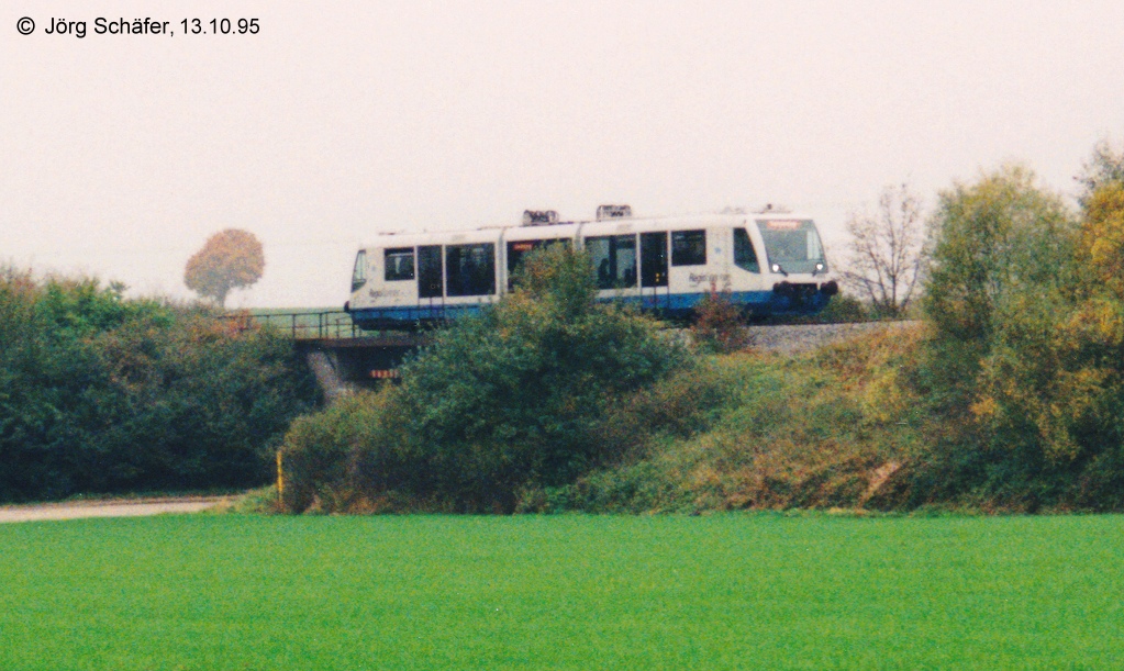 Der Regiosprinter am 13.10.95 auf Demonstrationsfahrt nach Nrdlingen. Nrdlich von Wallerstein ist er gerade auf der Brcke ber die Strae von Munzingen nach Birkhausen.