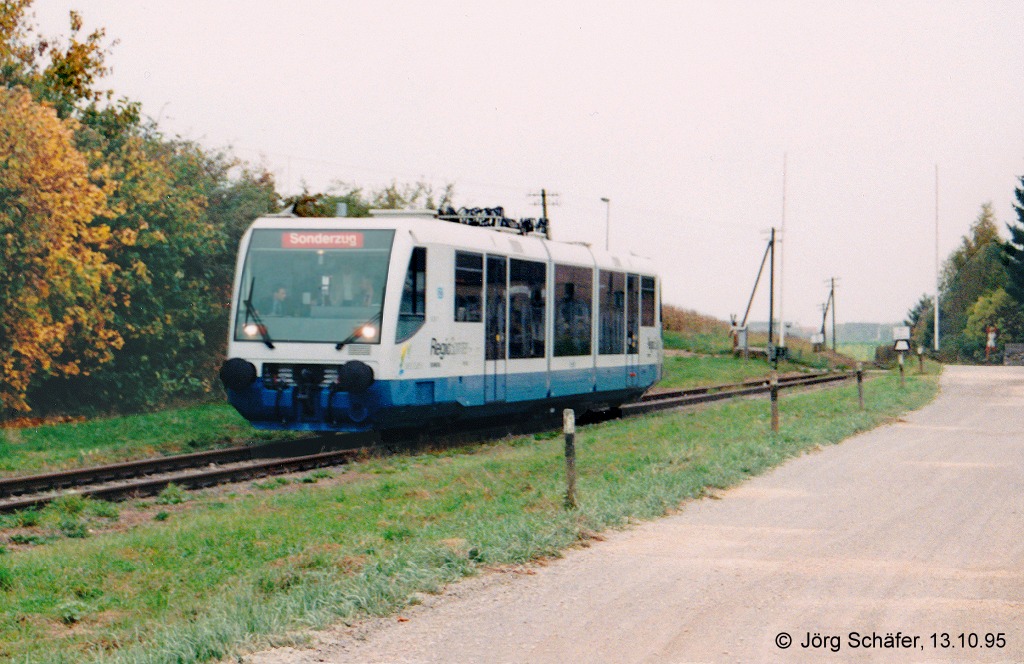Der Regiosprinter der Drener Kreisbahn am 13.10.95 sdlich vom Bahnhof Wallerstein. Die Bayernbahn lsst ihre Nostalgiezge seit 2008 (?) dort halten. Der Bahnbergang im Hintergrund wurde erst zu diesem Zeitpunkten mit Blinklichtern gesichert.