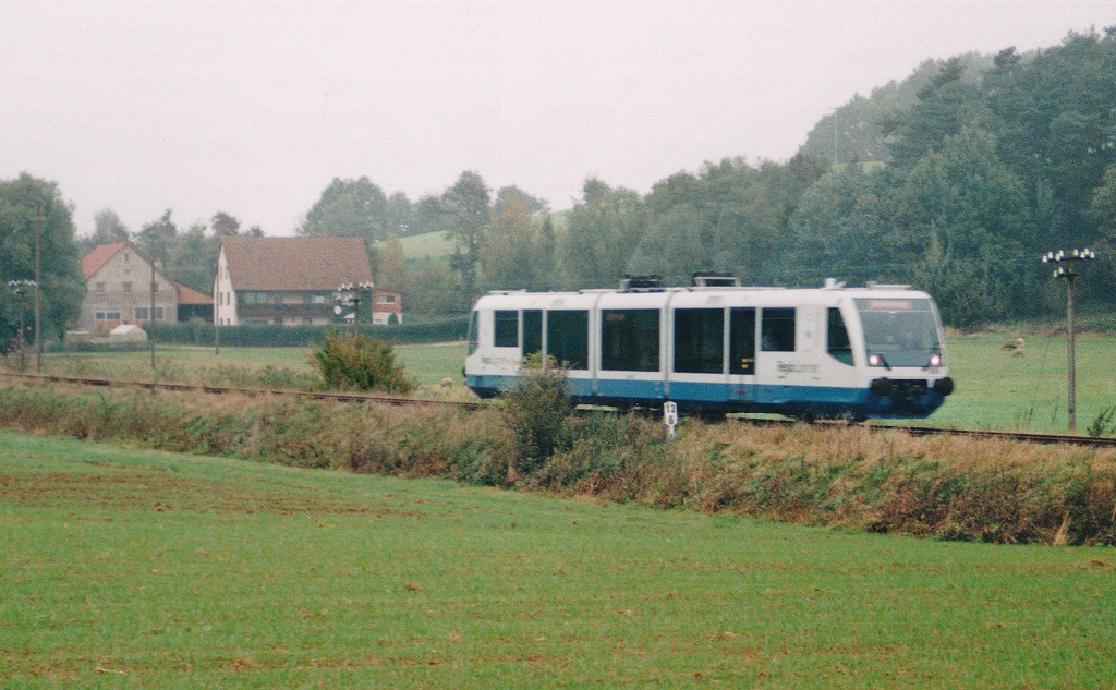 Der Regiosprinter der Drener Kreisbahn am 13.10.95 bei Bhlkirchen in Strecken-km 12,6 (Blick nach Nordosten)