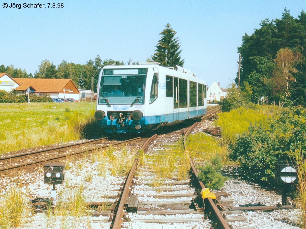 Der Regiosprinter der Drener Kreisbahn verlsst am 7.8.98 Eckersmhlen auf der Fahrt nach Roth. Vom Bahnhof zweigte noch das lange Ladegleis nach Nordwesten ab.