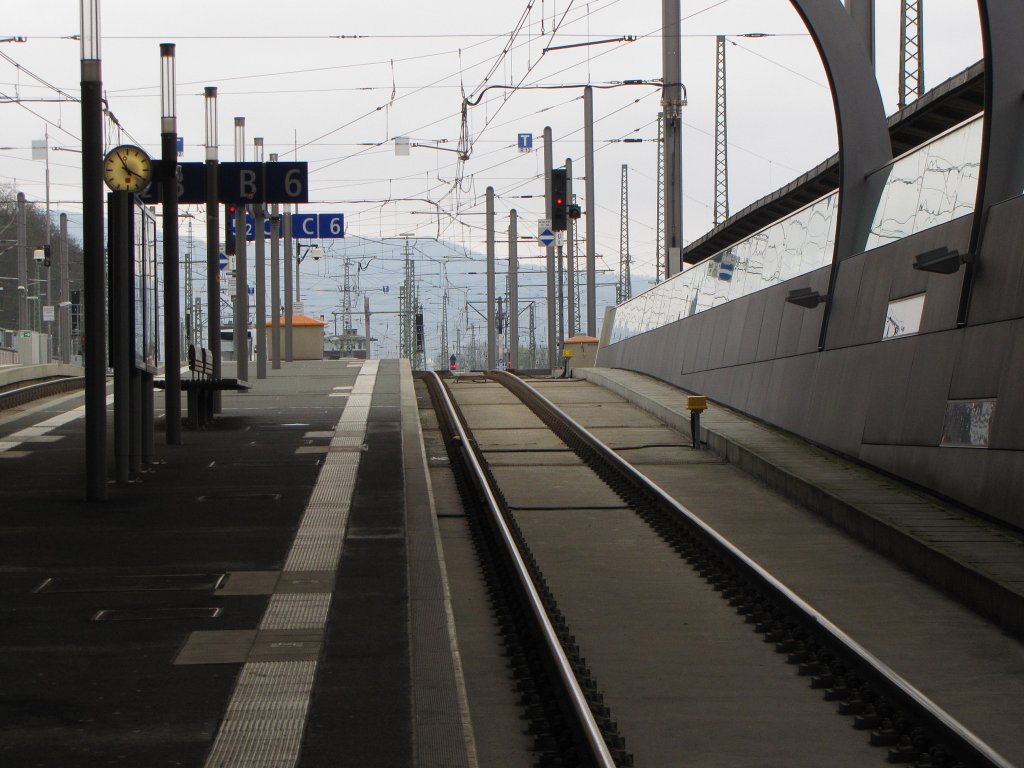 Der RegioTram Bahnsteig 6 in Kassel Hbf; 04.04.2012