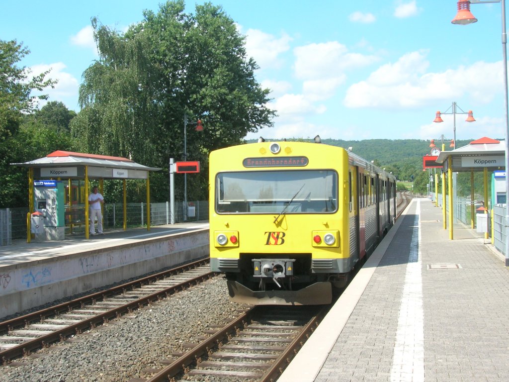 Der (renovierte) VT2E-Triebwagen im Bild macht sich am 21. August 2010 in Kppern auf den Weg nach Brandoberndorf.