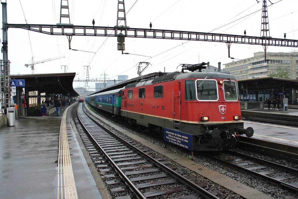 Der Reservependel Olten als Ersatz IR 2074 in Zrich Oerlikon. An der Spitze ist die Re 4/4 II 11299, 05.04.2012.