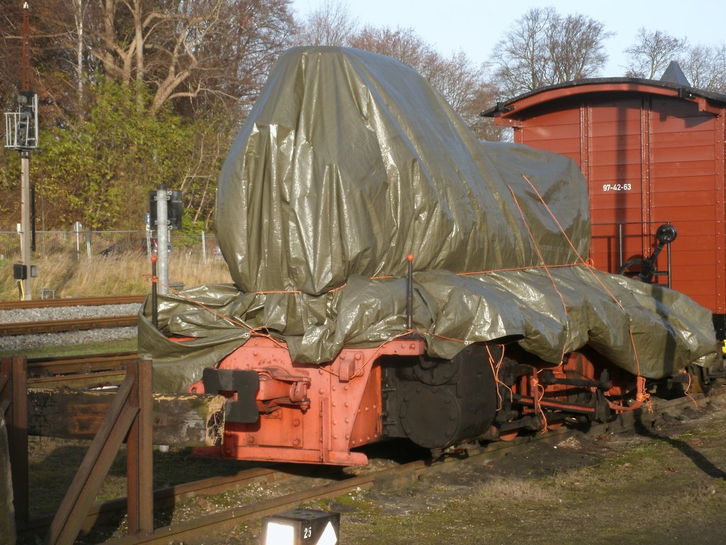 Der Rest von 99 4652 steht gut verpackt in Putbus.Aufnahme vom 26.November 2011. 
