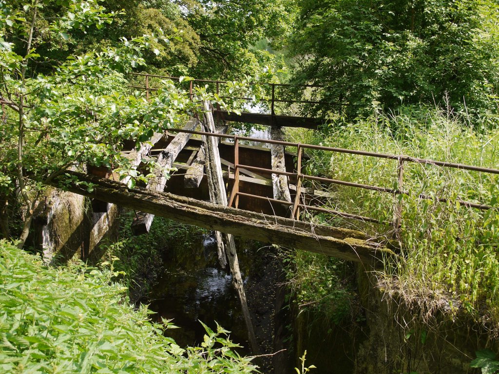 Der Rest der Brcke ber den Stichelsbach (einem Zufluss zum Gudower See) zwischen Lehmrade und Kehrsen ist eines der wenigen Relikte der ehemaligen Bahnstrecke Hollenbek - Mlln, DB KBS 114c (Stichbahn von der Kaiserbahn Berlin - Kiel; 11.06.2013