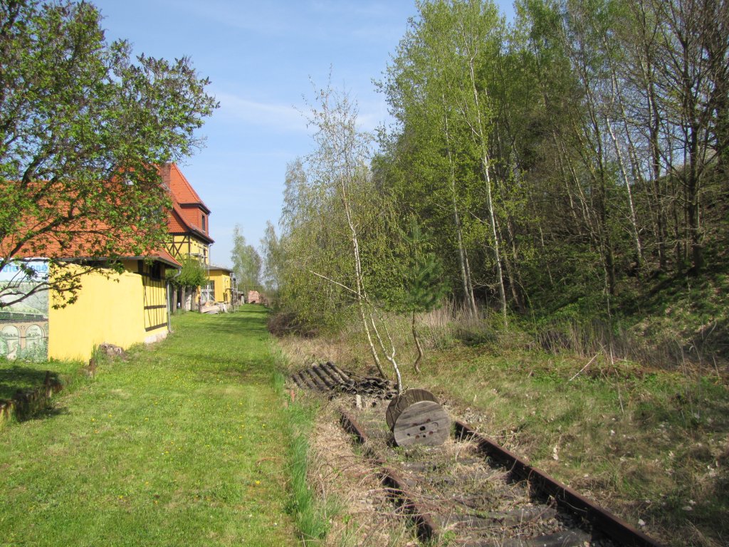 Der Rest des ehemaligen Gleis der Finnbahn im Bf Saubach; 28.04.2010