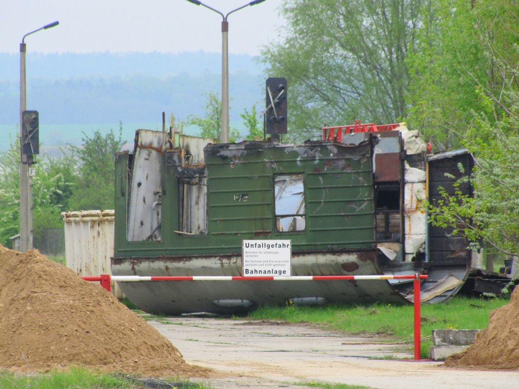 Der Rest eines ehemaligen bei Arco in Karsdorf abgestellten russischen Weitstreckenwagens. Dieser diente zu DDR Zeiten als Begleitwagen fr Uranzge Richtung Osten; 01.05.2010