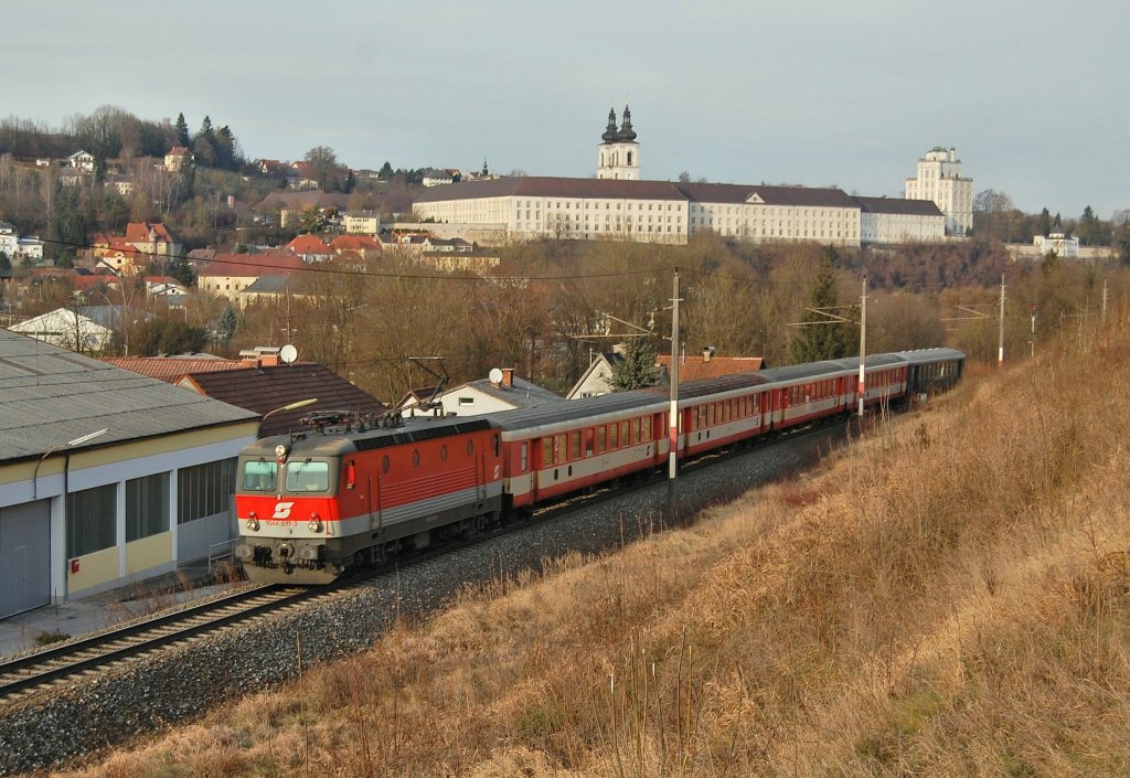 Der Rex 3915 wird zur Zeit wieder mit
einem Schlierenwagensatz mit Barwagen
gefahren und ist am 27.12.2009
mit der 1044 011 von Linz nach Spital am Phyrn
gezogen worden und kam dabei auch
in Kremsmnster vorbei.