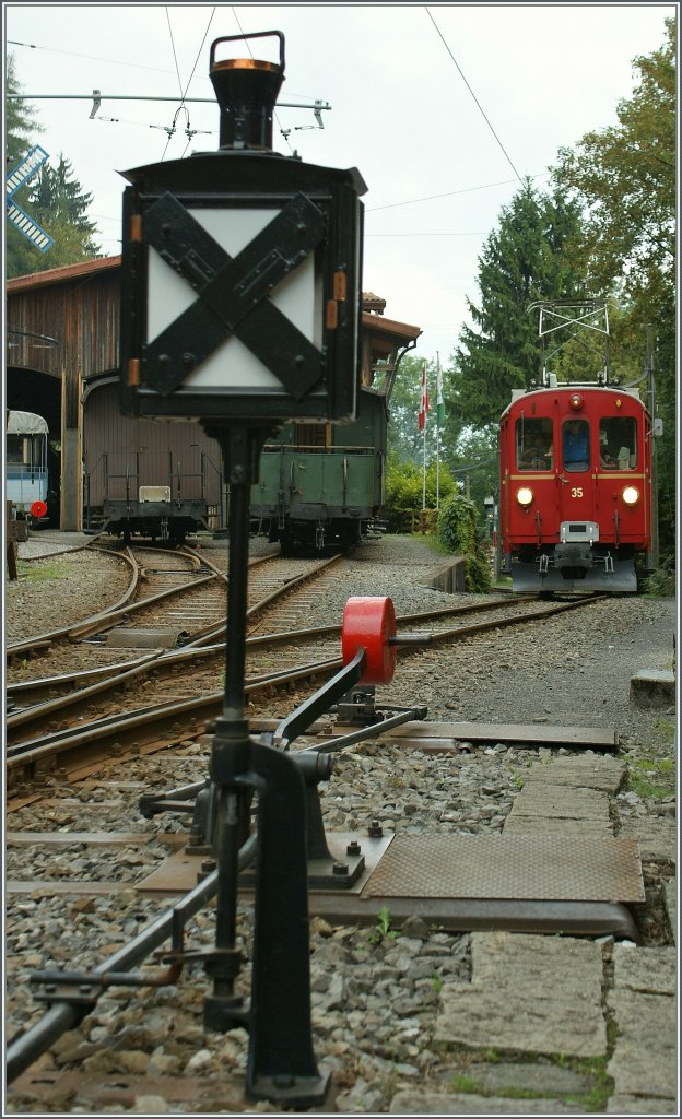 Der RhB ABe 4/4 n° 35 erreicht den Musseumsbahnhof  Chaulin .
6. August 2011