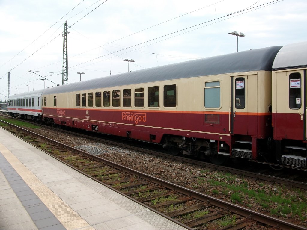 Der Rheingoldclubwagen WGmh 61 80 89-90 401-5 und davor der DB-Charterclubwagen 61 80 89-90 671-2 im WDR-Schlagerexpress nach seiner Ankunft aus Kln in Bergen/Rgen am 11.Juni 2010.Zuglok war 103 235.