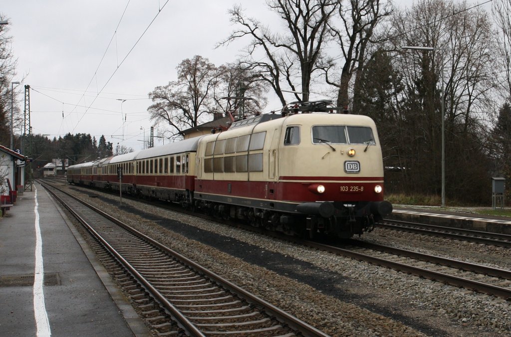 Der Rheingoldexpress mit der 103 235-8 durchfhrt am 2.12.2012 den Bahnhof Aling Richtung Salzburg. Die 5 tgige Sonderfahrt geht von Dortmund nach Salzburg und Wien zum Christkindlmarkt. Am 6.12 fhrt er retour.