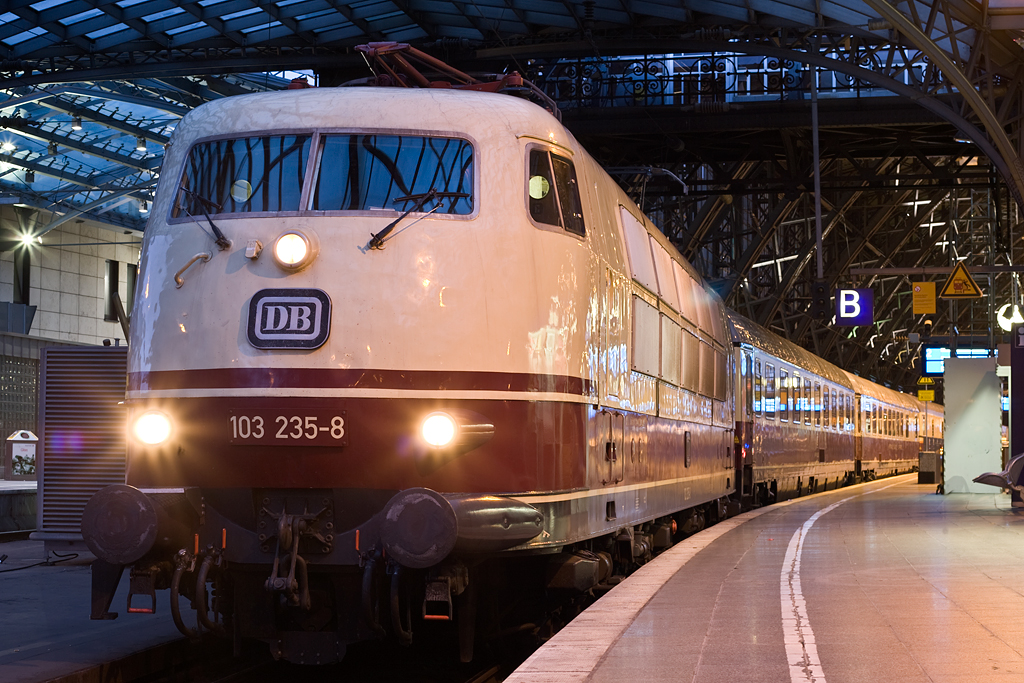 Der Rheingoldzug verlsst den Klner Hbf in Richtung Norden